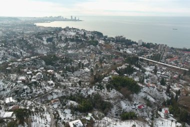 Dağlarda kışın ormanın güzel manzarası