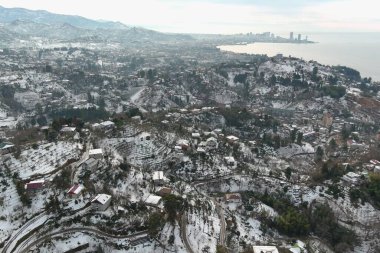 Dağlarda kışın ormanın güzel manzarası