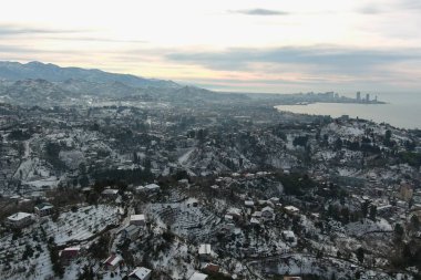 Dağlarda kışın ormanın güzel manzarası