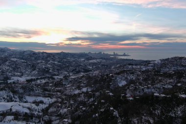 Dağlarda kışın ormanın güzel manzarası