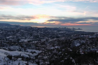 Dağlarda kışın ormanın güzel manzarası