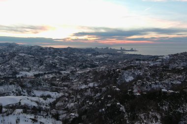 Dağlarda kışın ormanın güzel manzarası
