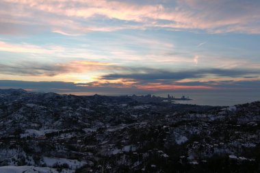 Dağlarda kışın ormanın güzel manzarası