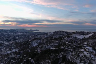 Dağlarda kışın ormanın güzel manzarası