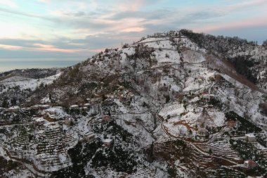 Dağlarda kışın ormanın güzel manzarası