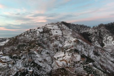 Dağlarda kışın ormanın güzel manzarası
