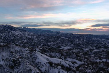Dağlarda kışın ormanın güzel manzarası