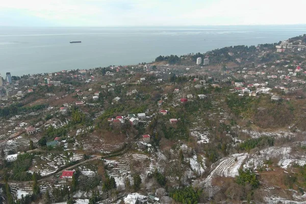 Dağlarda kışın ormanın güzel manzarası