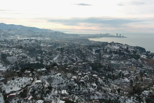 Dağlarda kışın ormanın güzel manzarası