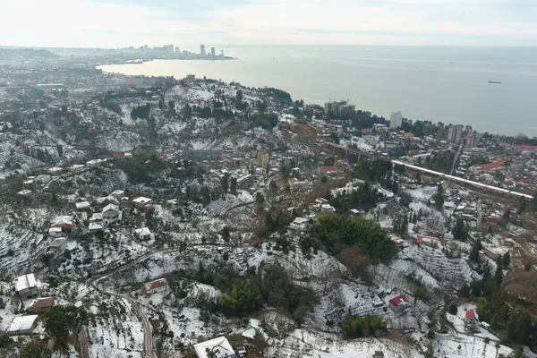 Dağlarda kışın ormanın güzel manzarası