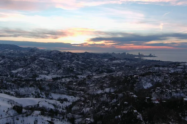 Dağlarda kışın ormanın güzel manzarası