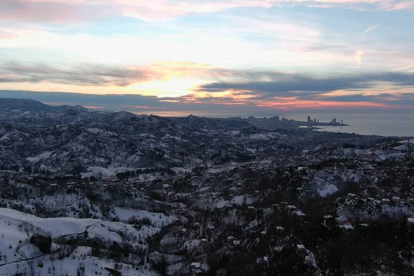Dağlarda kışın ormanın güzel manzarası