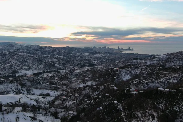 Dağlarda kışın ormanın güzel manzarası