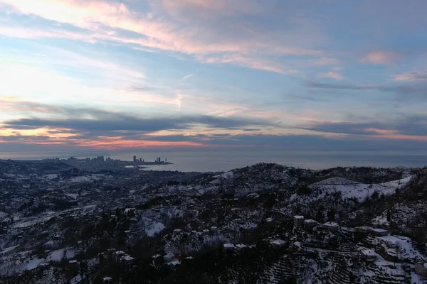 Dağlarda kışın ormanın güzel manzarası