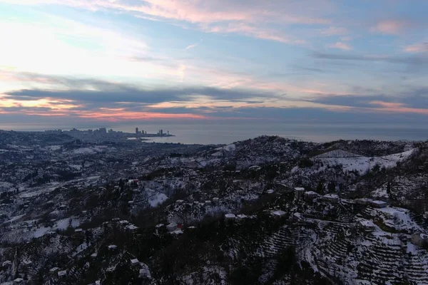 Dağlarda kışın ormanın güzel manzarası