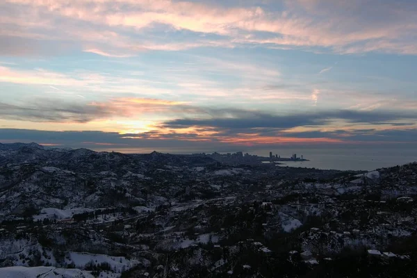 Dağlarda kışın ormanın güzel manzarası