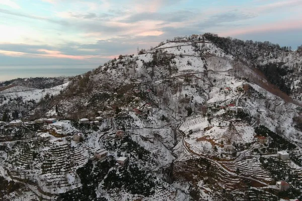 Dağlarda kışın ormanın güzel manzarası