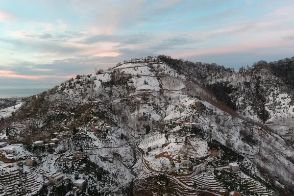 Dağlarda kışın ormanın güzel manzarası