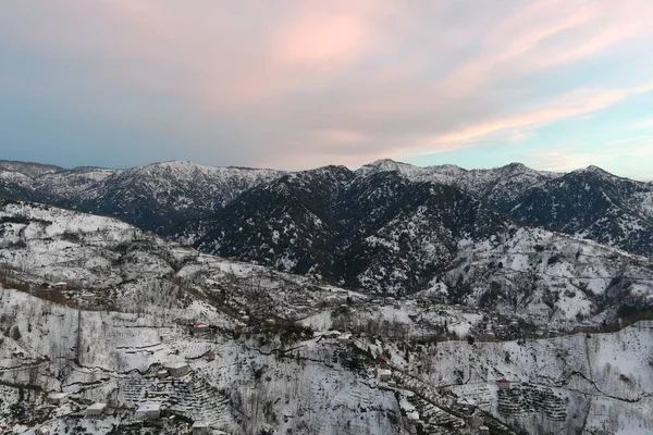 Dağlarda kışın ormanın güzel manzarası