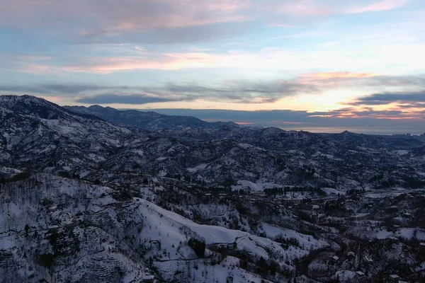 Dağlarda kışın ormanın güzel manzarası