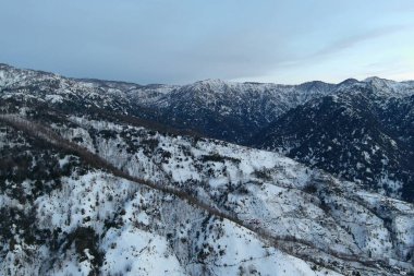 Karla kaplı dağlar, hava manzarası