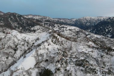 Karla kaplı dağlar, hava manzarası