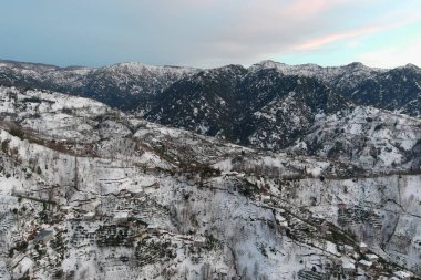 Karla kaplı dağlar, hava manzarası