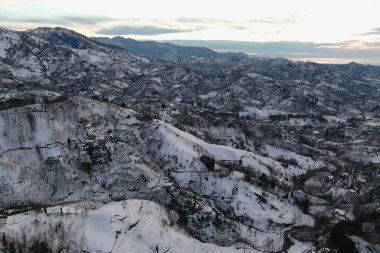 Karla kaplı dağlar, hava manzarası