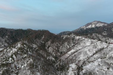 Karla kaplı dağlar, hava manzarası