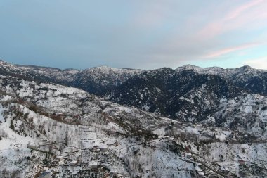 Karla kaplı dağlar, hava manzarası