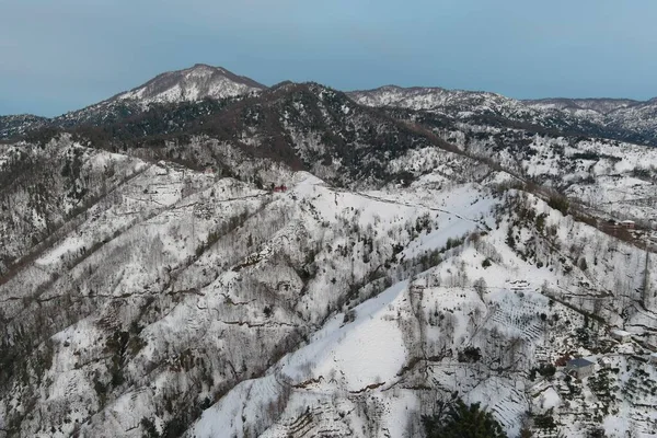覆盖着积雪的高山 空中景观 — 图库照片