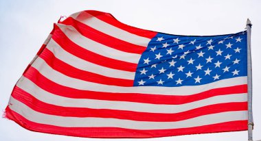 Gökyüzüne karşı Amerikan bayrağı