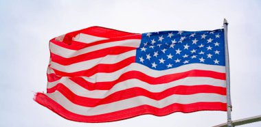Gökyüzüne karşı Amerikan bayrağı
