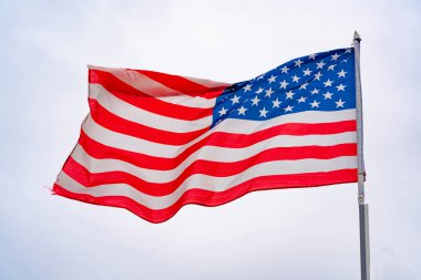 Gökyüzüne karşı Amerikan bayrağı