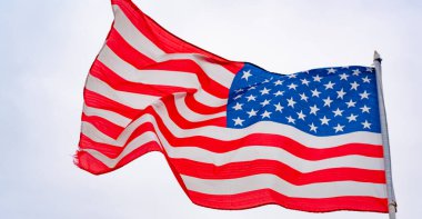 Gökyüzüne karşı Amerikan bayrağı