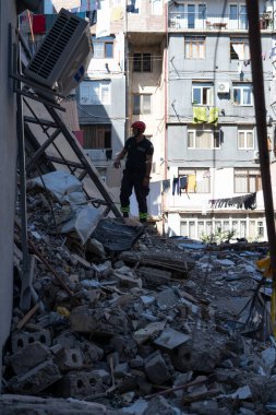 Batumi, Gürcistan - 8 Ekim 2021: 26 Mayıs 'ta ev çökmesi, kurtarma çalışmaları