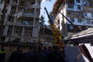Batumi, Gürcistan - 8 Ekim 2021: 26 Mayıs 'ta ev çökmesi, kurtarma çalışmaları