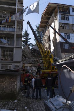 Batumi, Gürcistan - 8 Ekim 2021: 26 Mayıs 'ta ev çökmesi, kurtarma çalışmaları