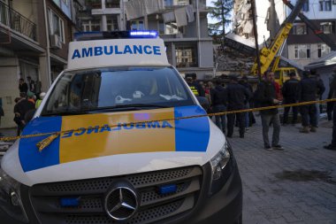 Batumi, Gürcistan - 8 Ekim 2021: 26 Mayıs 'ta ev çökmesi, kurtarma çalışmaları