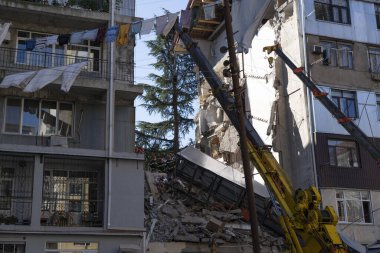 Batumi, Gürcistan - 8 Ekim 2021: 26 Mayıs 'ta ev çökmesi, kurtarma çalışmaları