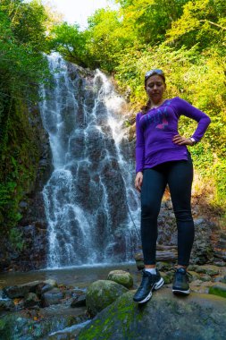 Şelalenin arka planında bir kız