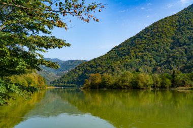 Göl ve dağların güzel manzara