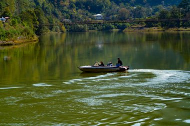 Machakhela, Gürcistan - 16 Ekim 2021: Gölde turistli tekne