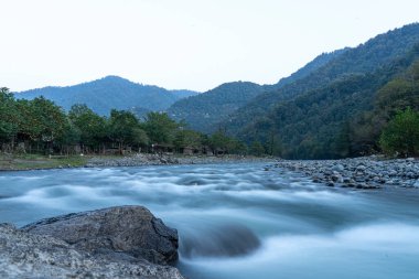 Dağ nehri, doğa, uzun pozlama fotoğrafçılık.