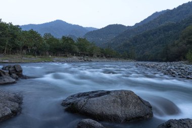 Dağ nehri, doğa, uzun pozlama fotoğrafçılık.