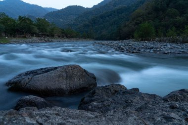 Dağ nehri, doğa, uzun pozlama fotoğrafçılık.