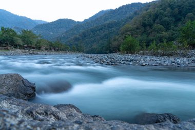 Dağ nehri, doğa, uzun pozlama fotoğrafçılık.