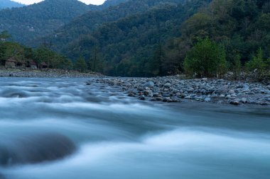 Dağ nehri, doğa, uzun pozlama fotoğrafçılık.