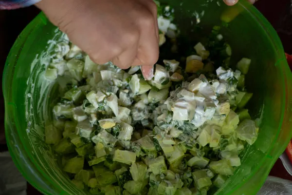 Mãos Que Preparam Salada Natureza — Fotografia de Stock