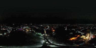 Kutaisi, Georgia - 21 Ekim 2021: 360 gece şehir manzarası